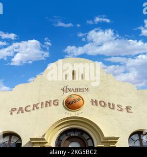 Anaheim, CA, USA – 2. November 2022: Außenansicht des historischen Sunkist Citrus Processing and Packing Plant Building, das als Anaheim Packing H renoviert wurde Stockfoto