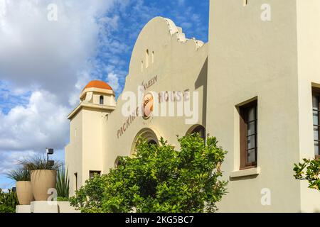 Anaheim, CA, USA – 2. November 2022: Außenansicht des historischen Sunkist Citrus Processing and Packing Plant Building, das als Anaheim Packing H renoviert wurde Stockfoto