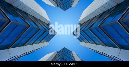 Blick in den Himmel mit modernen Wolkenkratzern in Blau Stockfoto