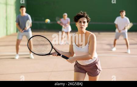 Frau Pelota Spieler schlagen Ball mit Schläger Stockfoto