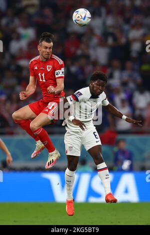 Doha, Katar. 21.. November 2022. Yunus Musah (R) aus den USA im Einsatz mit Gareth Bale aus Wales während des Spiels der FIFA-Weltmeisterschaft der Gruppe B 2022 im Ahmad bin Ali Stadium in Doha, Katar, am 21. November 2022. Foto von Chris Brunskill/UPI Kredit: UPI/Alamy Live Nachrichten Stockfoto