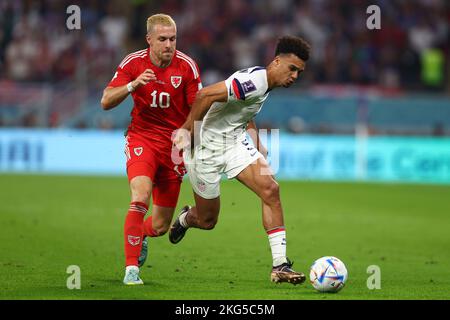 Doha, Katar. 21.. November 2022. Antonee Robinson (R) aus den USA im Einsatz mit Aaron Ramsey aus Wales während des Spiels der FIFA-Weltmeisterschaft der Gruppe B 2022 im Ahmad bin Ali-Stadion in Doha, Katar, am 21. November 2022. Foto von Chris Brunskill/UPI Kredit: UPI/Alamy Live Nachrichten Stockfoto