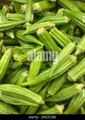 Frischer grüner Okra, gesundes Essen, Nahaufnahme von Okra, Hintergrund, frische Okras vom lokalen Bauernmarkt, Bio-Produkte im Supermarkt Stockfoto