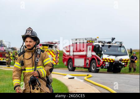 WASHINGTON (ÜLG. 31, 2022) -- Ein Mitglied des Naval District Washington Fire and Emergency Services bereitet sich auf die Teilnahme an einer Feuerausbildung an Bord der Joint Base Anacostia-Bolling vor. NDW Fire and Emergency Services führen routinemäßige Brandschulungen durch, um sicherzustellen, dass ihre Feuerwehrleute bereit sind, Anlagen zu bedienen und Brände zu löschen. Stockfoto