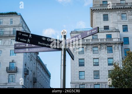 Pfeile zeigen verschiedene beliebte Wegbeschreibungen und Gehwege in der Touristengegend von London an. Sightseeing-Schild in London. Stockfoto