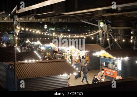 London, Großbritannien - 4. November 2022: Southbank Centre Winter Market. Weihnachtsbeleuchtung in London. Stockfoto