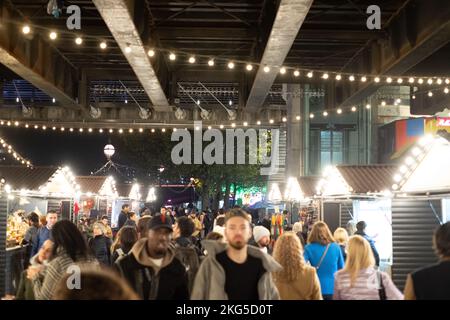 London, Großbritannien - 4. November 2022: Southbank Centre Winter Market. Weihnachtsbeleuchtung in London. Stockfoto