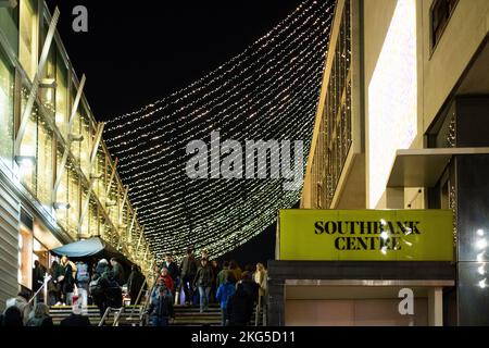 London, Großbritannien - 4. November 2022: Southbank Centre Winter Market. Weihnachtsbeleuchtung in London. Stockfoto