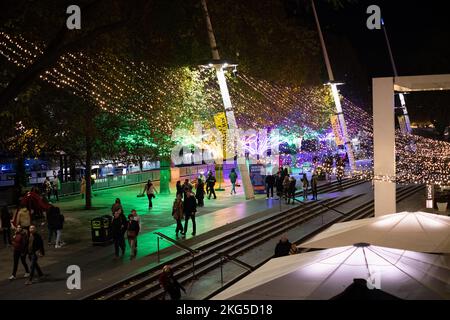 London, Großbritannien - 4. November 2022: Southbank Centre Winter Market. Weihnachtsbeleuchtung in London. Stockfoto