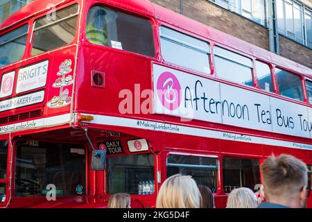 London, Großbritannien - 4. November 2022: Roter Vintage-Doppeldeckerbus, der von Brigit's Bakery für die Nachmittagsteebus-Tour genutzt wird. Cafe-Bus. Stockfoto