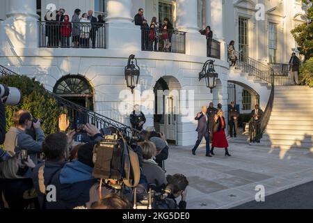 Washington, Usa. 21.. November 2022. Präsident Joe Biden und First Lady Jill Biden gehen am Montag, den 21. November 2022, zur Marine One auf dem South Lawn des Weißen Hauses auf dem Weg zur gemeinsamen Basis Andrews in Washington, DC. Die Biden's sind unterwegs zur Marine Corps Air Station, Cherry Point, North Carolina, um ein Freundschaftsessen mit Dienstmitgliedern und Militärfamilien zu haben. Foto von Ken Cedeno/UPI Credit: UPI/Alamy Live News Stockfoto