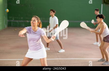 Frau baskische Pelota Spieler schlagen Ball mit Holzschläger Stockfoto