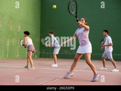 Frau Pelota Spieler schlagen Ball mit Schläger Stockfoto