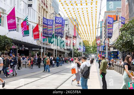 Weihnachtsdekorationen und Weihnachtseinkäufe in der Bourke Street, im Stadtzentrum von Melbourne, Victoria, Australien Stockfoto