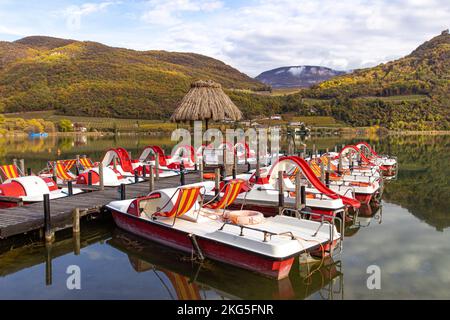 Kaltern, Südtirol, Italien -14. November 2022 Tretboote im natürlichen Badesee Caldaro im Herbst Stockfoto