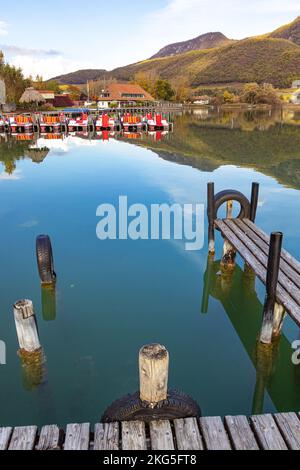 Kaltern, Südtirol, Italien -14. November 2022 Caldaro-See im Herbst; Blick von der Anlegestelle des Tretbootverleihs Stockfoto