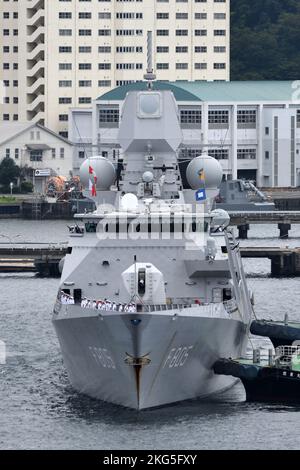 Präfektur Kanagawa, Japan - 05. September 2021: Königliche niederländische Marine HNLMS Evertsen (F805), De Zeven Provincien-Klasse Fregatte. Stockfoto