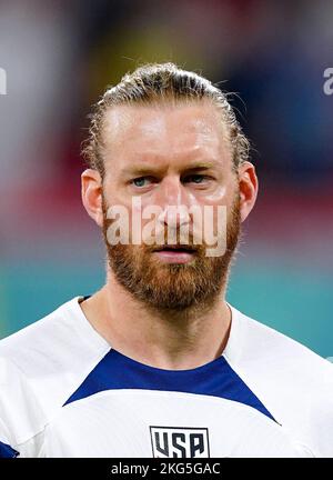 Der US-Amerikaner Tim ream während der Nationalhymne vor dem Spiel der FIFA-Weltmeisterschaft der Gruppe B im Ahmad bin Ali Stadium, Al-Rayyan. Bilddatum: Montag, 21. November 2022. Stockfoto