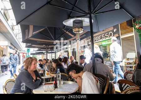 Melbourne Food Laneway, Mutter und Sohn und andere Menschen speisen in degraves Straßencafés und Restaurants im Freien, Melbourne, Victoria, Australien Stockfoto