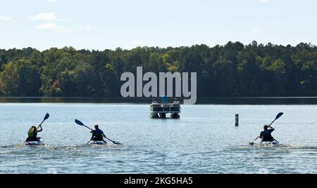 Die Teammitglieder des Arnold Engineering Development Complex, die die Test Support Division, die 804. Test Group und die Wing-Mitarbeiter vertreten, treten während des Arnold Air Force Base Sports Day im Arnold Lakeside Complex am Stützpunkt in Tennessee am 5. Oktober 2022 im Kajak-Relais an. Stockfoto