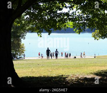 Teammitglieder des Arnold Engineering Development Complex nehmen am Arnold Air Force Base Sports Day im Arnold Lakeside Complex am Stützpunkt in Tennessee am 5. Oktober 2022 Teil. Stockfoto