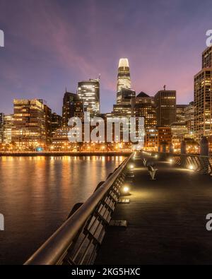 Skyline von San Francisco vom Pier 14 in der Abenddämmerung Stockfoto