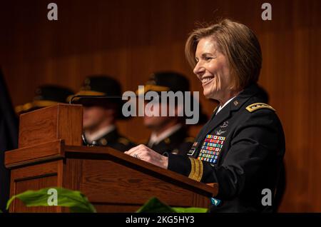 LTG James M. Richardson sagt Auf Wiedersehen zum Army Futures Command und zur US Army und zieht sich nach 40 Jahren Dienst am 4.. Oktober 2022 in Austin, TX, zurück. Zu den besonderen Gästen zählten Gen James C. McConville, Stabschef der US-Armee, Christine Wormuth, US-amerikanische Armeeministerin, Steve Adler, Bürgermeister von Austin, TX, Jay Hartzell, Präsidentin der University of Texas in Austin, Frau Sharon Wood, Executive Vice President, der University of Texas in Austin, und Gen John Murray, Kommandierender General, Army Futures Command (im Ruhestand) (US Army Photo by Patrick Hunter) Stockfoto