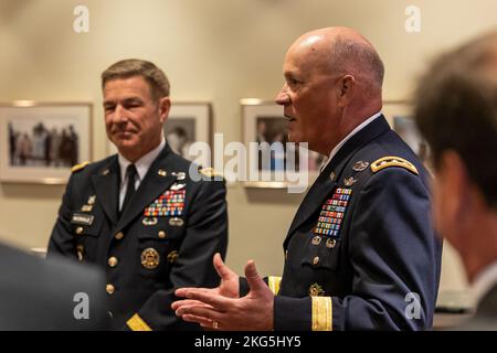 LTG James M. Richardson sagt Auf Wiedersehen zum Army Futures Command und zur US Army und zieht sich nach 40 Jahren Dienst am 4.. Oktober 2022 in Austin, TX, zurück. Zu den besonderen Gästen zählten Gen James C. McConville, Stabschef der US-Armee, Christine Wormuth, US-amerikanische Armeeministerin, Steve Adler, Bürgermeister von Austin, TX, Jay Hartzell, Präsidentin der University of Texas in Austin, Frau Sharon Wood, Executive Vice President, der University of Texas in Austin, und Gen John Murray, Kommandierender General, Army Futures Command (im Ruhestand) (US Army Photo by Patrick Hunter) Stockfoto