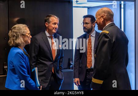 LTG James M. Richardson sagt Auf Wiedersehen zum Army Futures Command und zur US Army und zieht sich nach 40 Jahren Dienst am 4.. Oktober 2022 in Austin, TX, zurück. Zu den besonderen Gästen zählten Gen James C. McConville, Stabschef der US-Armee, Christine Wormuth, US-amerikanische Armeeministerin, Steve Adler, Bürgermeister von Austin, TX, Jay Hartzell, Präsidentin der University of Texas in Austin, Frau Sharon Wood, Executive Vice President, der University of Texas in Austin, und Gen John Murray, Kommandierender General, Army Futures Command (im Ruhestand) (US Army Photo by Patrick Hunter) Stockfoto