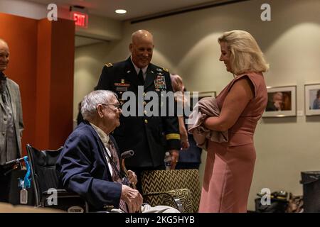 LTG James M. Richardson sagt Auf Wiedersehen zum Army Futures Command und zur US Army und zieht sich nach 40 Jahren Dienst am 4.. Oktober 2022 in Austin, TX, zurück. Zu den besonderen Gästen zählten Gen James C. McConville, Stabschef der US-Armee, Christine Wormuth, US-amerikanische Armeeministerin, Steve Adler, Bürgermeister von Austin, TX, Jay Hartzell, Präsidentin der University of Texas in Austin, Frau Sharon Wood, Executive Vice President, der University of Texas in Austin, und Gen John Murray, Kommandierender General, Army Futures Command (im Ruhestand) (US Army Photo by Patrick Hunter) Stockfoto