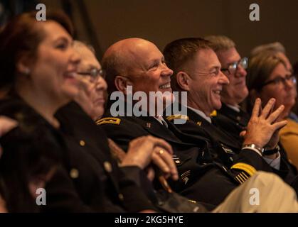 LTG James M. Richardson sagt Auf Wiedersehen zum Army Futures Command und zur US Army und zieht sich nach 40 Jahren Dienst am 4.. Oktober 2022 in Austin, TX, zurück. Zu den besonderen Gästen zählten Gen James C. McConville, Stabschef der US-Armee, Christine Wormuth, US-amerikanische Armeeministerin, Steve Adler, Bürgermeister von Austin, TX, Jay Hartzell, Präsidentin der University of Texas in Austin, Frau Sharon Wood, Executive Vice President, der University of Texas in Austin, und Gen John Murray, Kommandierender General, Army Futures Command (im Ruhestand) (US Army Photo by Patrick Hunter) Stockfoto