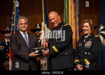 LTG James M. Richardson sagt Auf Wiedersehen zum Army Futures Command und zur US Army und zieht sich nach 40 Jahren Dienst am 4.. Oktober 2022 in Austin, TX, zurück. Zu den besonderen Gästen zählten Gen James C. McConville, Stabschef der US-Armee, Christine Wormuth, US-amerikanische Armeeministerin, Steve Adler, Bürgermeister von Austin, TX, Jay Hartzell, Präsidentin der University of Texas in Austin, Frau Sharon Wood, Executive Vice President, der University of Texas in Austin, und Gen John Murray, Kommandierender General, Army Futures Command (im Ruhestand) (US Army Photo by Patrick Hunter) Stockfoto