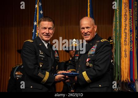 LTG James M. Richardson sagt Auf Wiedersehen zum Army Futures Command und zur US Army und zieht sich nach 40 Jahren Dienst am 4.. Oktober 2022 in Austin, TX, zurück. Zu den besonderen Gästen zählten Gen James C. McConville, Stabschef der US-Armee, Christine Wormuth, US-amerikanische Armeeministerin, Steve Adler, Bürgermeister von Austin, TX, Jay Hartzell, Präsidentin der University of Texas in Austin, Frau Sharon Wood, Executive Vice President, der University of Texas in Austin, und Gen John Murray, Kommandierender General, Army Futures Command (im Ruhestand) (US Army Photo by Patrick Hunter) Stockfoto