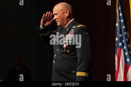 LTG James M. Richardson sagt Auf Wiedersehen zum Army Futures Command und zur US Army und zieht sich nach 40 Jahren Dienst am 4.. Oktober 2022 in Austin, TX, zurück. Zu den besonderen Gästen zählten Gen James C. McConville, Stabschef der US-Armee, Christine Wormuth, US-amerikanische Armeeministerin, Steve Adler, Bürgermeister von Austin, TX, Jay Hartzell, Präsidentin der University of Texas in Austin, Frau Sharon Wood, Executive Vice President, der University of Texas in Austin, und Gen John Murray, Kommandierender General, Army Futures Command (im Ruhestand) (US Army Photo by Patrick Hunter) Stockfoto