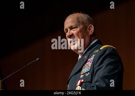 LTG James M. Richardson sagt Auf Wiedersehen zum Army Futures Command und zur US Army und zieht sich nach 40 Jahren Dienst am 4.. Oktober 2022 in Austin, TX, zurück. Zu den besonderen Gästen zählten Gen James C. McConville, Stabschef der US-Armee, Christine Wormuth, US-amerikanische Armeeministerin, Steve Adler, Bürgermeister von Austin, TX, Jay Hartzell, Präsidentin der University of Texas in Austin, Frau Sharon Wood, Executive Vice President, der University of Texas in Austin, und Gen John Murray, Kommandierender General, Army Futures Command (im Ruhestand) (US Army Photo by Patrick Hunter) Stockfoto