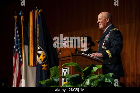 LTG James M. Richardson sagt Auf Wiedersehen zum Army Futures Command und zur US Army und zieht sich nach 40 Jahren Dienst am 4.. Oktober 2022 in Austin, TX, zurück. Zu den besonderen Gästen zählten Gen James C. McConville, Stabschef der US-Armee, Christine Wormuth, US-amerikanische Armeeministerin, Steve Adler, Bürgermeister von Austin, TX, Jay Hartzell, Präsidentin der University of Texas in Austin, Frau Sharon Wood, Executive Vice President, der University of Texas in Austin, und Gen John Murray, Kommandierender General, Army Futures Command (im Ruhestand) (US Army Photo by Patrick Hunter) Stockfoto