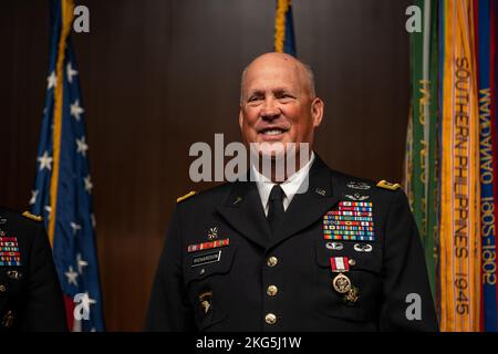 LTG James M. Richardson sagt Auf Wiedersehen zum Army Futures Command und zur US Army und zieht sich nach 40 Jahren Dienst am 4.. Oktober 2022 in Austin, TX, zurück. Zu den besonderen Gästen zählten Gen James C. McConville, Stabschef der US-Armee, Christine Wormuth, US-amerikanische Armeeministerin, Steve Adler, Bürgermeister von Austin, TX, Jay Hartzell, Präsidentin der University of Texas in Austin, Frau Sharon Wood, Executive Vice President, der University of Texas in Austin, und Gen John Murray, Kommandierender General, Army Futures Command (im Ruhestand) (US Army Photo by Patrick Hunter) Stockfoto