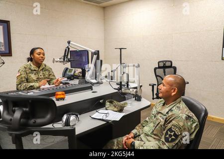 AFN Humphreys Hosted Command Sgt. Maj. Kenneth Franco, die 2. Infanterie Division/ROK-U.S. Senior der Combined Division hat am Warrior Wednesday einen Berater aufgenommen, um über den Hispanic Heritage Month, den 5. Oktober 2022, zu sprechen. Stockfoto