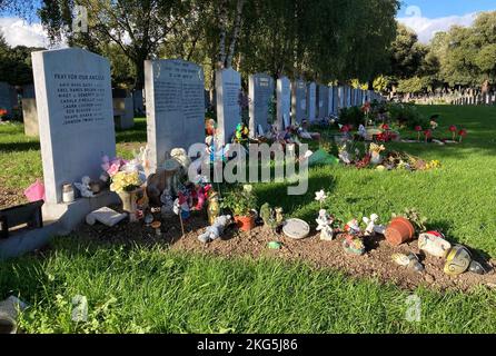 Dublin, Irland. 5. Oktober 2022. 20221005 - Grabsteine und Erinnerungsstücke erinnern an stillgeborene und neugeborene Babys an einer der zwei Angels Corners auf dem Friedhof von Glasnevin in Dublin, Irland. (Bild: © Chuck Myers/ZUMA Press Wire) Stockfoto