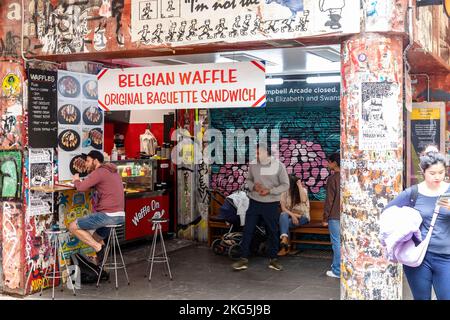 Waffel auf belgischen Sandwich-Waffeln Cafe-Shop in Melbourne Laneway Degraves Street, Melbourne City Centre, Victoria, Australien Stockfoto