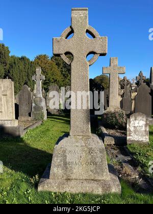 Dublin, Irland. 5. Oktober 2022. 20221005 - Ein großes keltisches Kreuz steht über einem Grab auf dem Friedhof von Glasnevin in Dublin, Irland. (Bild: © Chuck Myers/ZUMA Press Wire) Stockfoto