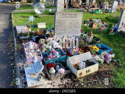 Dublin, Irland. 5. Oktober 2022. 20221005 - Grabsteine und Erinnerungsstücke erinnern an stillgeborene und neugeborene Babys an einer der zwei Angels Corners auf dem Friedhof von Glasnevin in Dublin, Irland. (Bild: © Chuck Myers/ZUMA Press Wire) Stockfoto