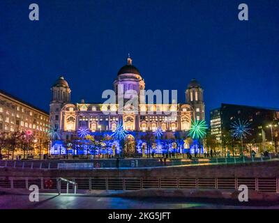 Straßenszenen rund um Pier Head und das Port of Liverpool Building in der Hafenstadt Liverpool, die hier während des River of Light Festivals zu sehen sind Stockfoto