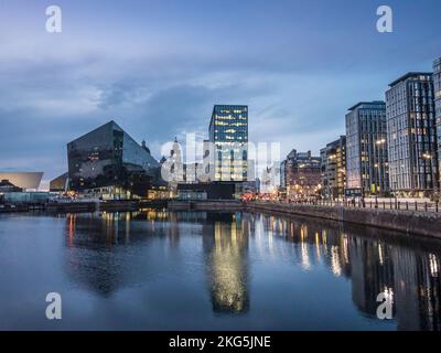 Nächtliche Straßenszene in Liverpool, hier vom Albert Dock aus gesehen, mit Blick auf den Turm des Royal Liver Building Stockfoto