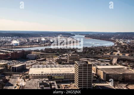 1-19-2020 Tulsa USA auf den Dächern von Downtown Tulsa Oklahoma in Richtung des Arkansas River – im Winter fast sepiartig – mit Cox BU Stockfoto