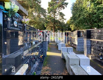 Dublin, Irland. 5. Oktober 2022. 20221005 - die Columbarium-Mauern auf dem Friedhof von Glasnevin in Dublin, Irland, dienen als letzte Ruhestätte für Urnen, die Asche des Verstorbenen enthalten. (Bild: © Chuck Myers/ZUMA Press Wire) Stockfoto