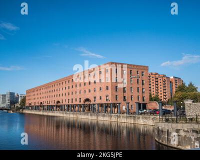 Straßenszenen in Liverpool mit Blick auf die Wapping Wharf-Gebäude, die das Ufer und die Promenade des Liverpool River Mersey zieren Stockfoto