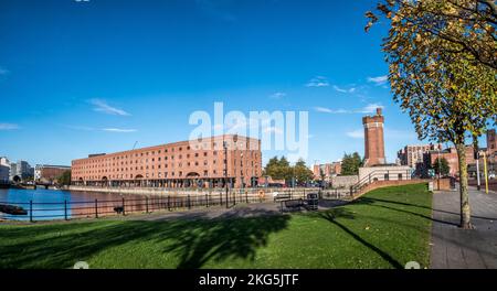 Straßenszenen in Liverpool mit Blick auf die Wapping Wharf-Gebäude, die das Ufer und die Promenade des Liverpool River Mersey zieren Stockfoto