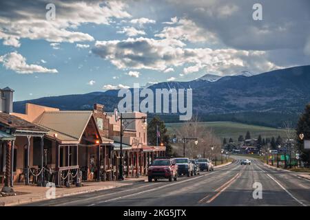 2021 05 20 Red River New Mexico USA - kleine Touristenstadt im westlichen Stil in der Nähe des Angel Fire Skigebiets in New Mexico mit Autos, die auf der Hauptstraße durch T geparkt sind Stockfoto