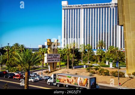 2021 05 24 Las Vegas USA - Westgate Hotel in Vegas mit Palmen und Autobahn im Vordergrund mit Verkehr, einschließlich sysco Truck - Gold Building to sid Stockfoto